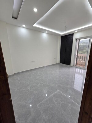 Room in 4 BHK Builder Floor at Green Fields Colony – for Sale
