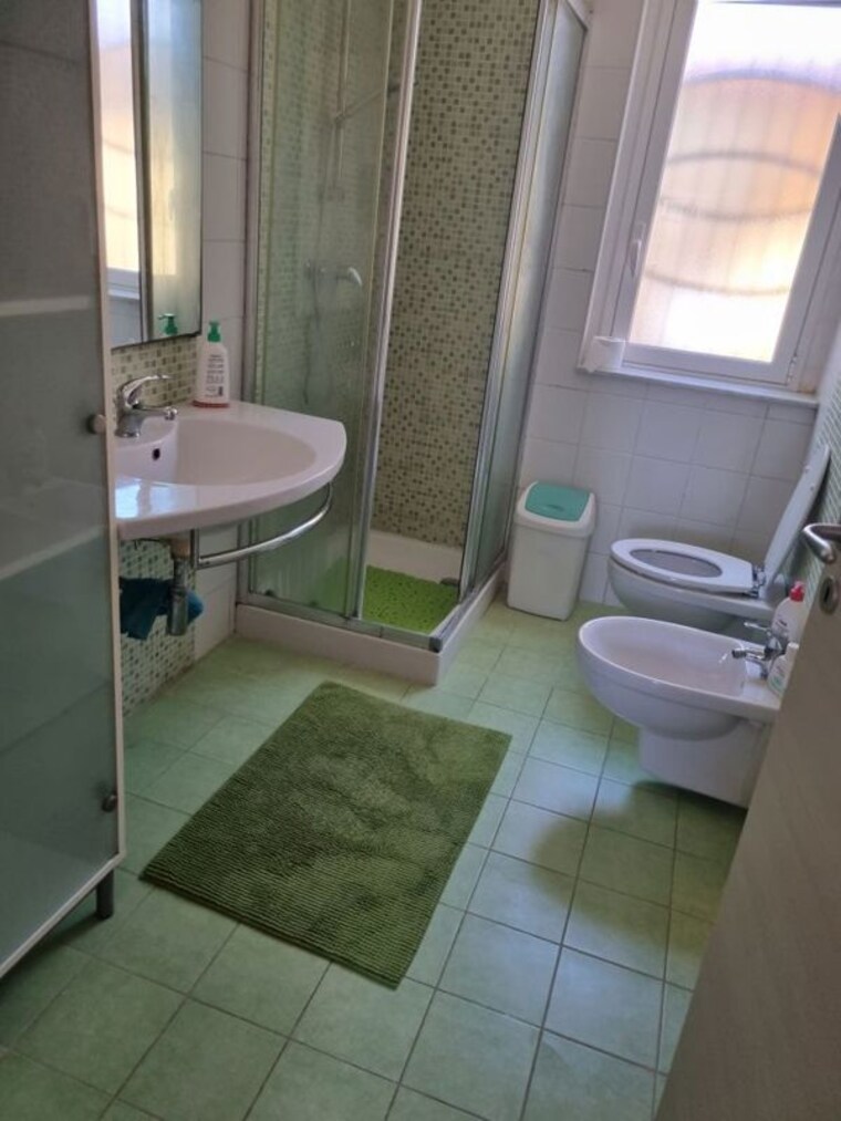 Bathroom, vineet khand 6 Pg For Girls In Vineet Khand 6 10611393