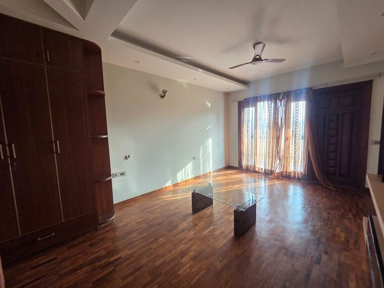 Living Room, sector 10 6+ Bedroom 500 Sq.Yd. Independent House In Sector 10 Gurgaon 10611406