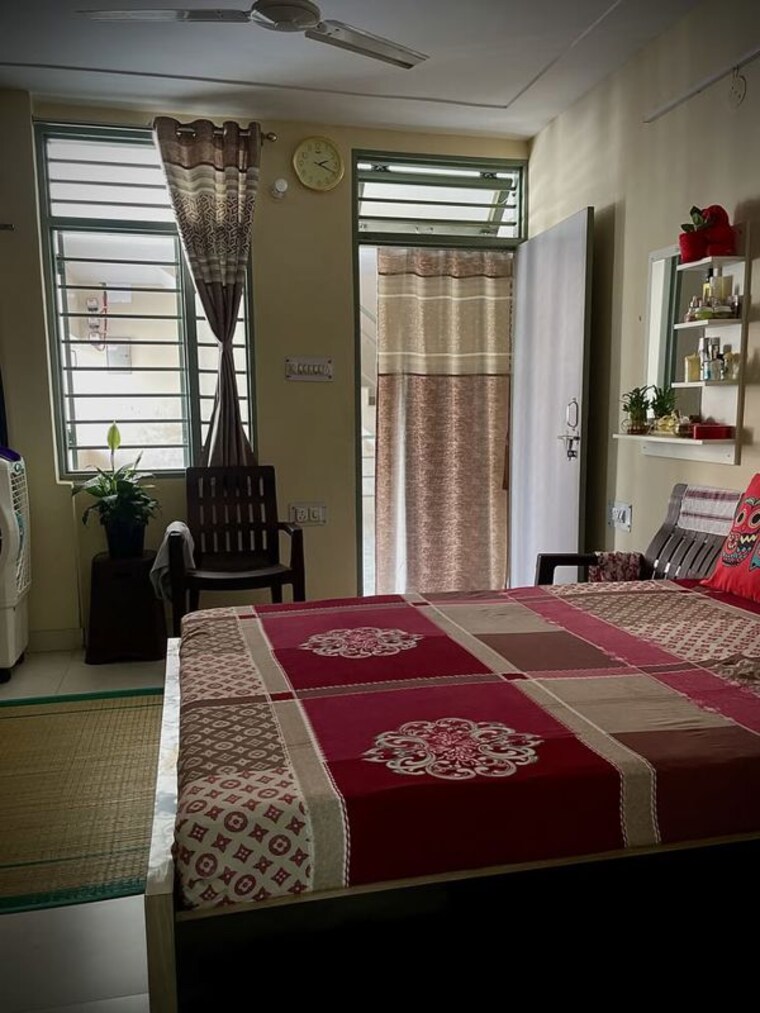 Bedroom, vineet khand 6 Pg For Girls In Vineet Khand 6 10611407