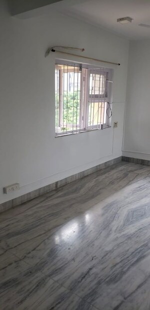 Room in 2 BHK Apartment at Noopur CHS, Vile Parle West – for Rent