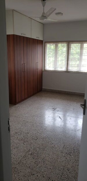 Room in 2 BHK Apartment at Noopur CHS, Vile Parle West – for Rent