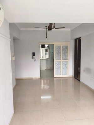 Room in 2 BHK Apartment at Fortune Heritage, Bandra West – for Rent