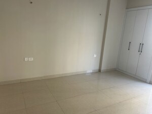 Room in 3 BHK Apartment at Tata Eureka Park, Sector 150 – for Rent