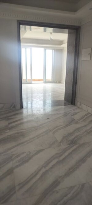 Room in 3 BHK Apartment at DLF The Carlton Estate, Dlf Phase V – for Rent