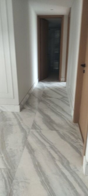 Room in 3 BHK Apartment at DLF The Carlton Estate, Dlf Phase V – for Rent