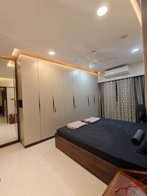 2 BHK Apartment For Rent in Patrakar CHS Bandra, Bandra East