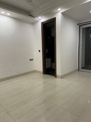 Room in 3 BHK Builder Floor at Smart World Orchard, Sector 61 – for Rent