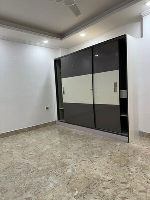 Room in 3 BHK Builder Floor at Smart World Orchard, Sector 61 – for Rent