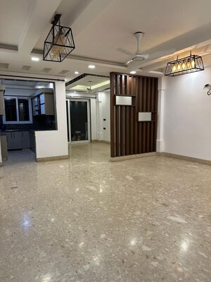 Room in 3 BHK Builder Floor at Smart World Orchard, Sector 61 – for Rent