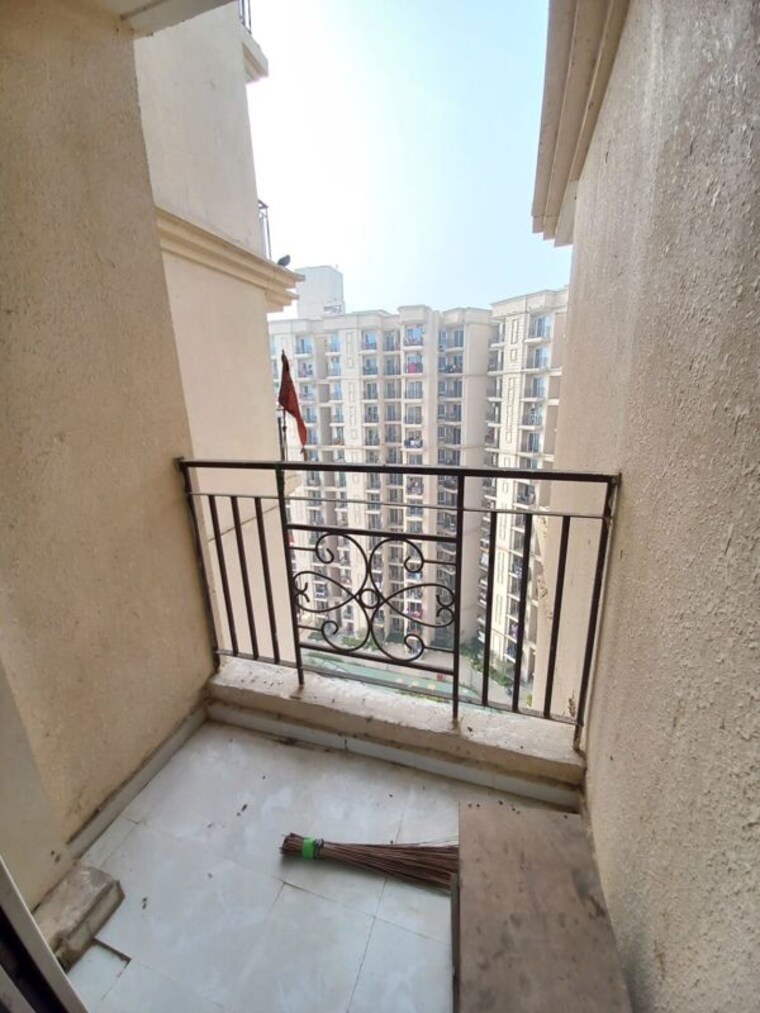 Balcony, signature-global-the-millennia 2 Bedroom 690 Sq.Ft. Apartment In Sector 37d Gurgaon 10611630