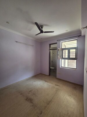 Room in 3 BHK Builder Floor at Sector 4 – for Rent