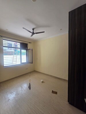 Room in 3 BHK Builder Floor at Sector 4 – for Rent