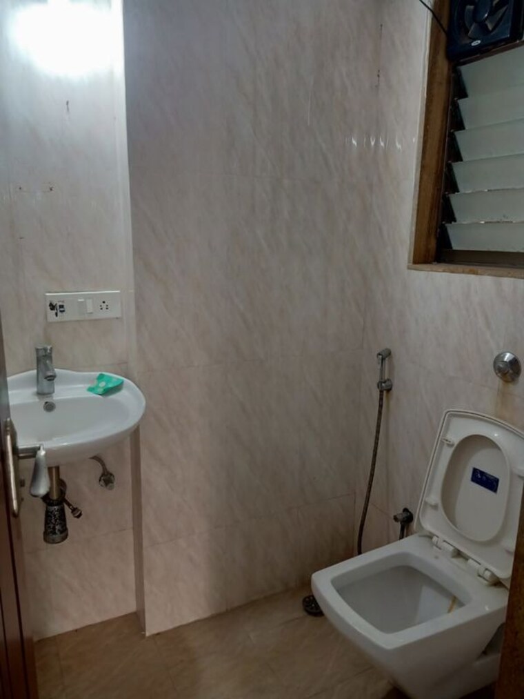 Bathroom, sita-gita-apartments 2 Bedroom 760 Sq.Ft. Apartment In Bandra West Mumbai 10611708