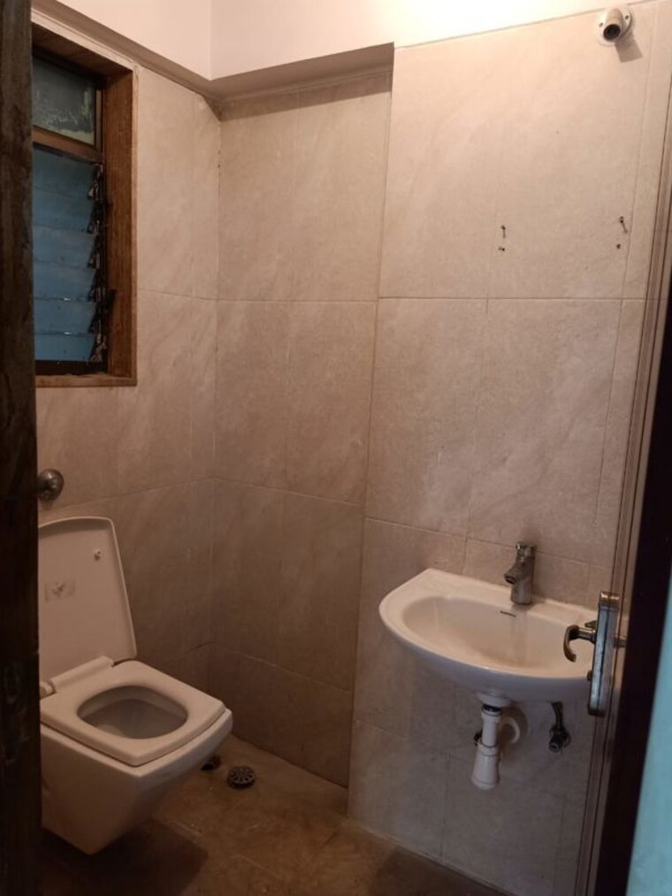 Bathroom, sita-gita-apartments 2 Bedroom 760 Sq.Ft. Apartment In Bandra West Mumbai 10611708