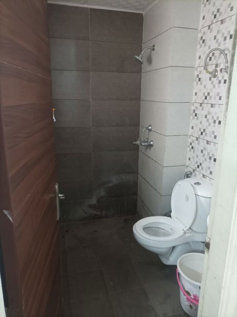 Bathroom, highland-park-chandigarh 2 Bedroom 1300 Sq.Ft. Builder Floor In Bhabat Zirakpur 10611764