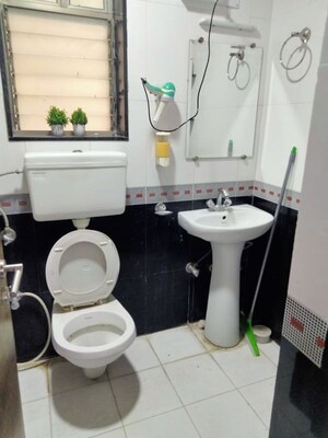 Team Area in 2 BHK Apartment at Highland Tower, Lokhandwala – for Rent