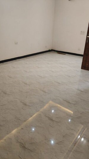 Room in 2 BHK Builder Floor at Roseate Homes, Ghazipur – for Rent