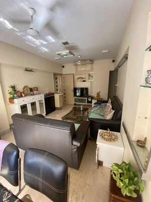 Team Area in 2 BHK Apartment at Sabita Apartment, Khar West – for Rent