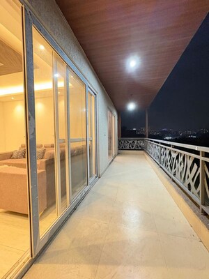 Building Lobby in 4 BHK Builder Floor at Sector 52 – for Rent