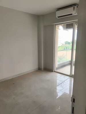 Room in 3 BHK Apartment at Signature Global City, Sector 37d – for Rent