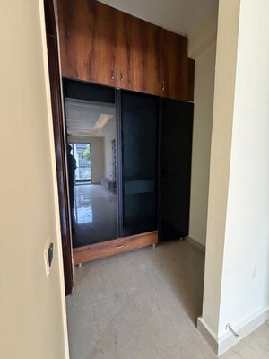 Furnished Amenities in 4 BHK Builder Floor at South City 1 – for Rent