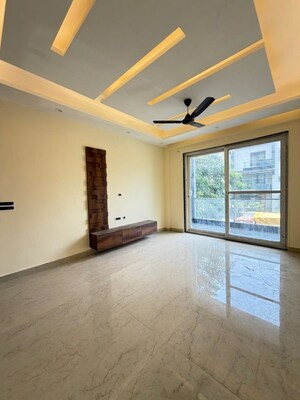 Room in 4 BHK Builder Floor at South City 1 – for Rent