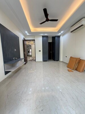 Room in 4 BHK Builder Floor at South City 1 – for Rent