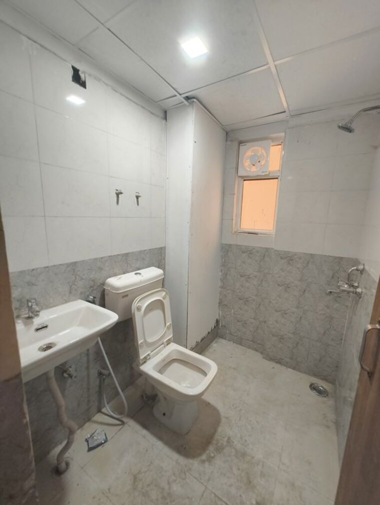 Bathroom, rof-amaltas 2.5 Bedroom 645 Sq.Ft. Apartment In Sector 92 Gurgaon 10611847