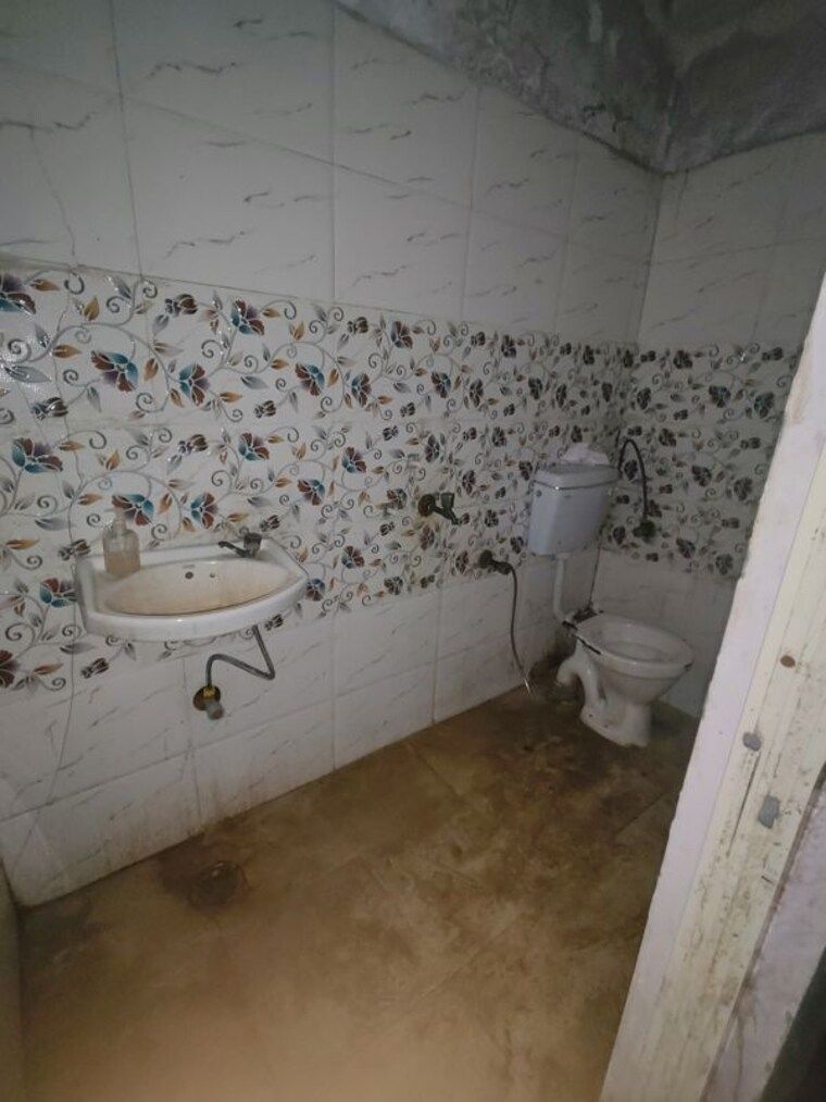 Bathroom, sector 63 Commercial Warehouse 2500 Sq.Ft. In Sector 63 Noida 10611834