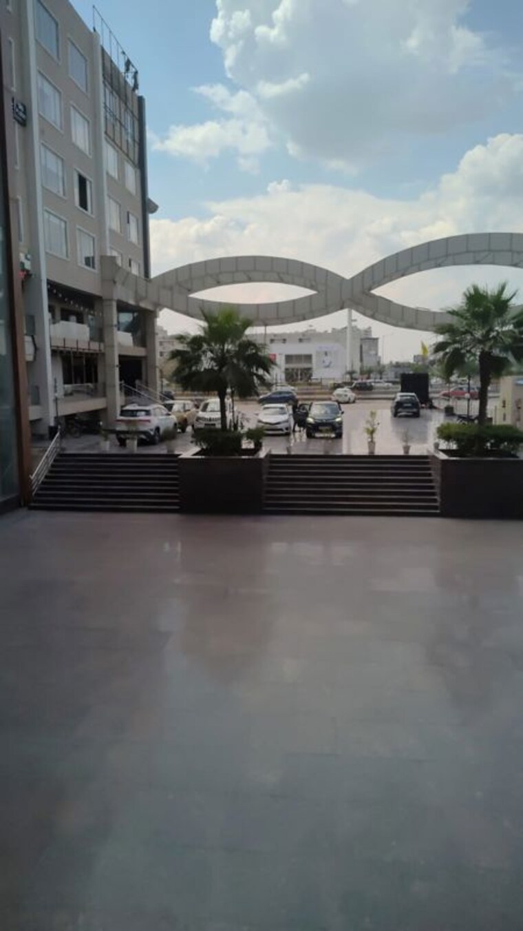 Parking, ambala highway Commercial Showroom 1000 Sq.Ft. In Ambala Highway Zirakpur 10611861