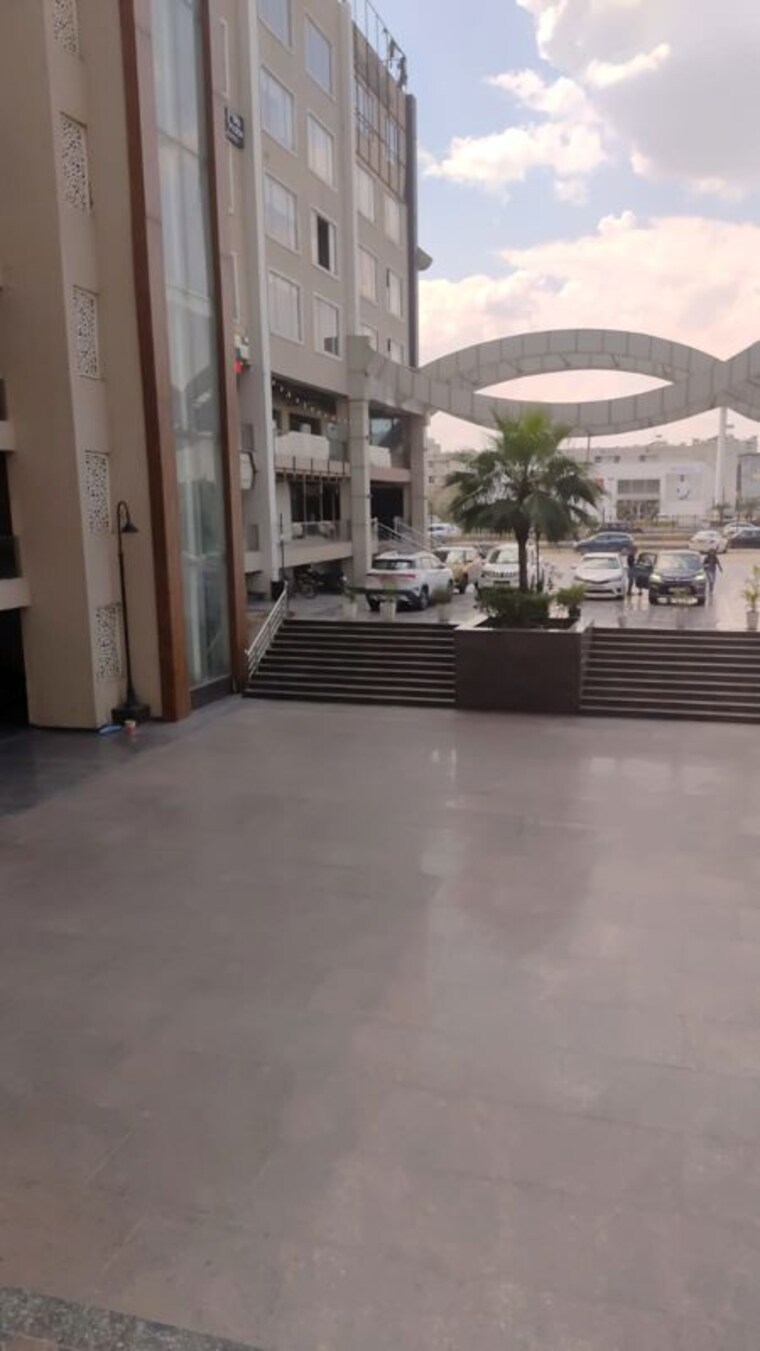  Parking, ambala highway Commercial Showroom 1000 Sq.Ft. In Ambala Highway Zirakpur 10611861