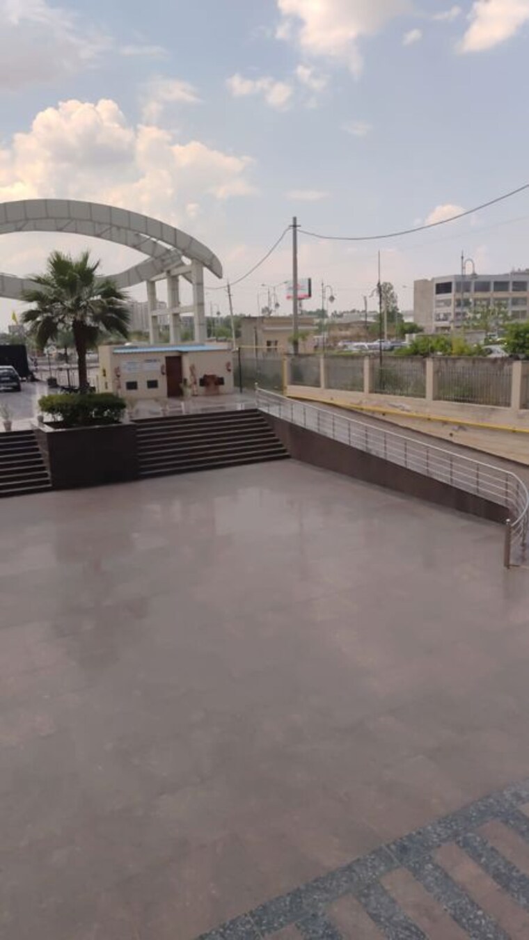 Balcony, ambala highway Commercial Showroom 1000 Sq.Ft. In Ambala Highway Zirakpur 10611861