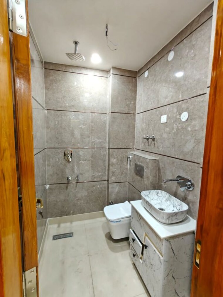 Bathroom, rajouri garden 3 Bedroom 160 Sq.Yd. Builder Floor In Rajouri Garden Delhi 10611905