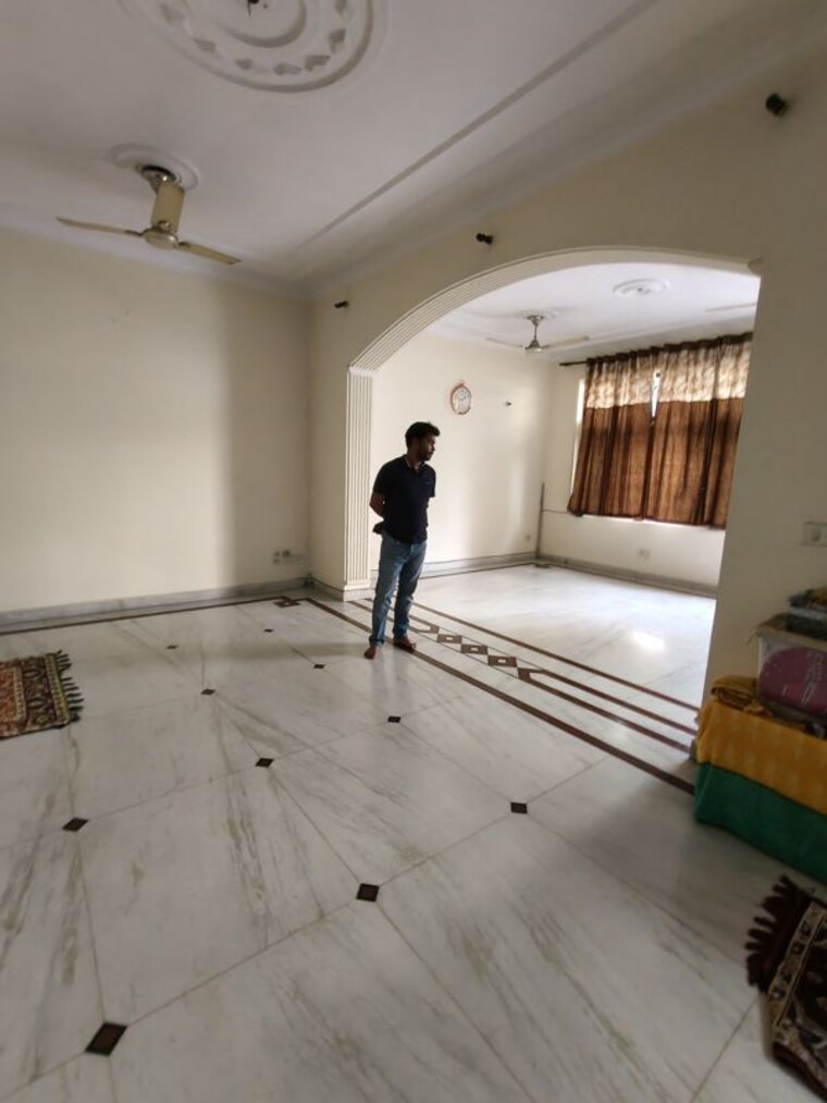 Room, sector 52 2 Bedroom 112 Sq.Mt. Independent House In Sector 52 Noida 10611953