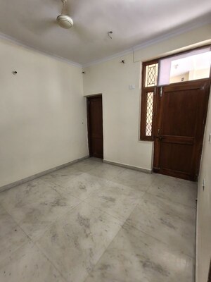 Room in 3 BHK Independent House at Sector 52 – for Rent