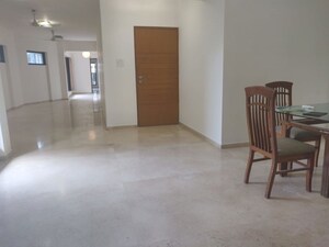 Room in 3.5 BHK Apartment at Dhairya Residency, Khar West – for Rent