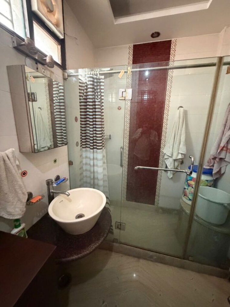 Bathroom, ashok vihar 3 Bedroom 200 Sq.Yd. Builder Floor In Ashok Vihar Delhi 10612033