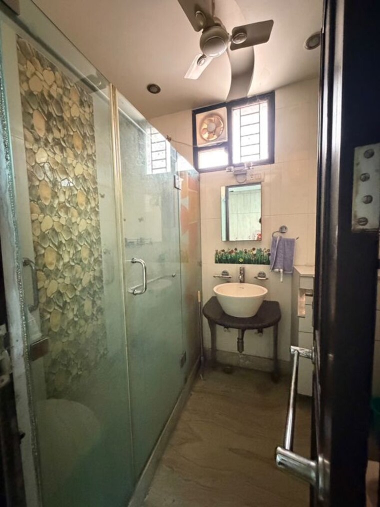 Bathroom, ashok vihar 3 Bedroom 200 Sq.Yd. Builder Floor In Ashok Vihar Delhi 10612033
