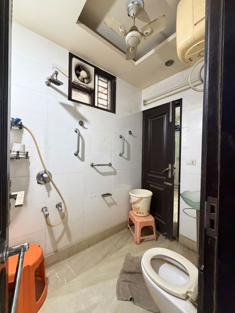 Bathroom, ashok vihar 3 Bedroom 200 Sq.Yd. Builder Floor In Ashok Vihar Delhi 10612033
