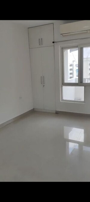 Room in 3.5 BHK Apartment at Rapti Apartment, Gomti Nagar – for Rent