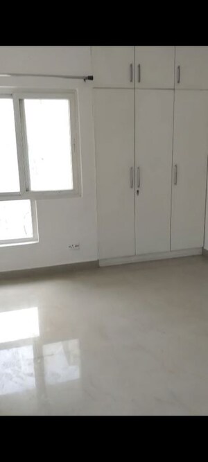 Room in 3.5 BHK Apartment at Rapti Apartment, Gomti Nagar – for Rent