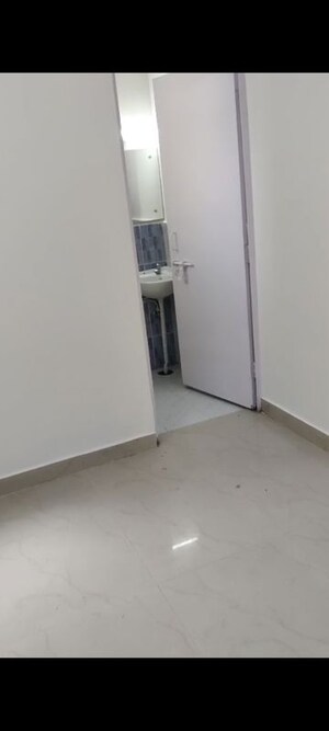 Room in 3.5 BHK Apartment at Rapti Apartment, Gomti Nagar – for Rent