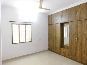 Room in 3 BHK Apartment at Shaikpet – for Rent