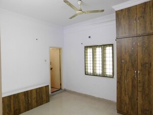 Room in 3 BHK Apartment at Shaikpet – for Rent