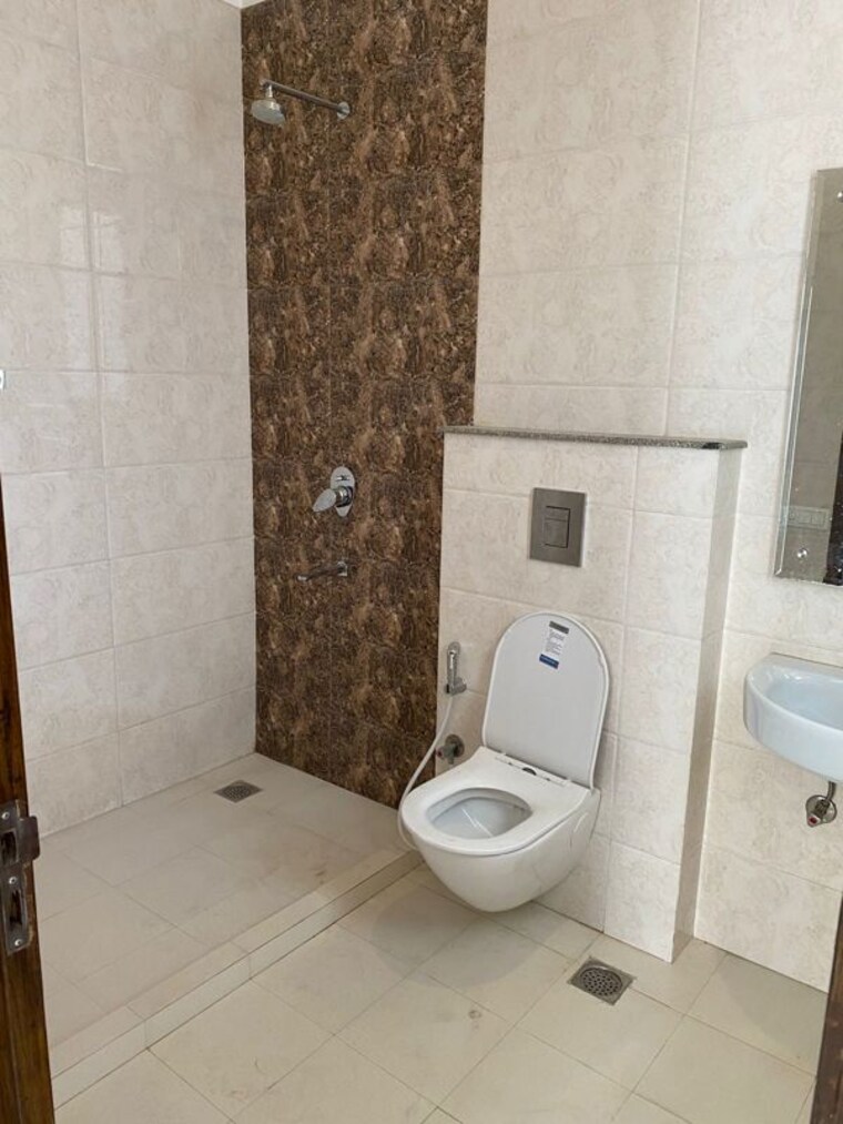 Bathroom, sector 57 3 Bedroom 2200 Sq.Ft. Builder Floor In Sector 57 Gurgaon 10612115