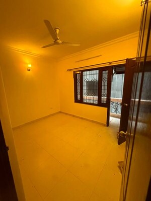 Room in 3 BHK Builder Floor at Jakhan – for Rent