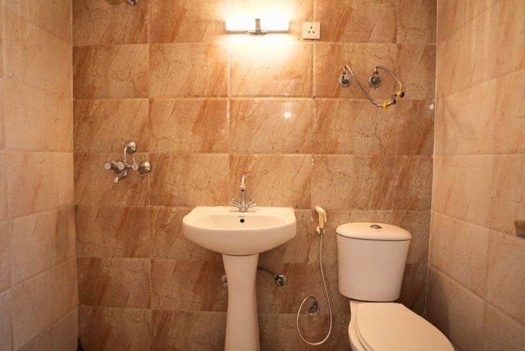 Bathroom, gaur-city-2-14th-avenue 3 Bedroom 1175 Sq.Ft. Apartment In Sector 16c Greater Noida Greater Noida 10612167