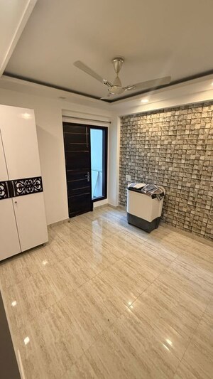 Room in 4 BHK Builder Floor at Sector 57 – for Rent