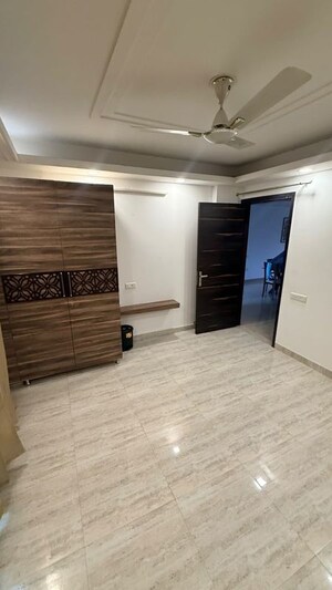 Room in 4 BHK Builder Floor at Sector 57 – for Rent